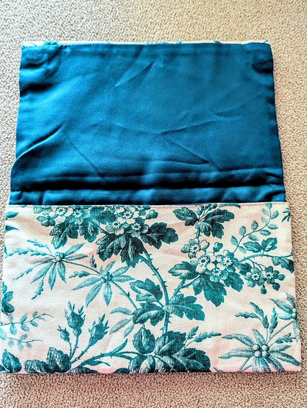 GUCCI Beauty Satin Cosmetic Pouch in Teal - Picture 6 of 6
